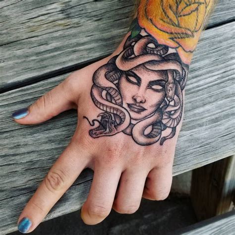 tatuajes con medusa significado.